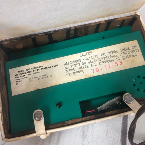 Vintage Lloyd's 8 Transistor AC/Battery Radio - Picture 4 of 13